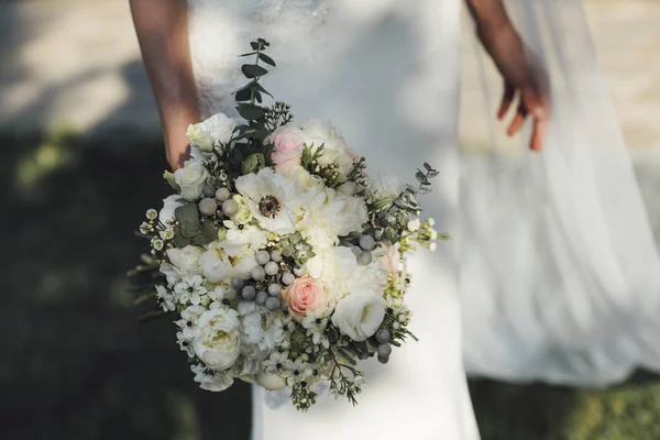 Mariée Avec Bouquet Blanc — Photo