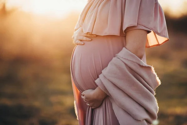 Schwangerschaftsbauch Warmer Sonnenuntergang — Stockfoto