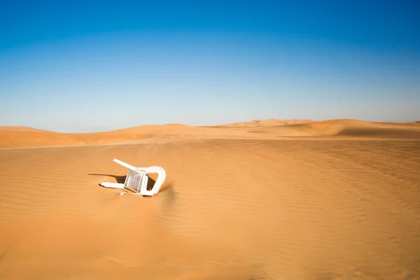 Desierto Dunas Con Plástico Silla Blanca Basura Basura Ecología Problema — Foto de Stock