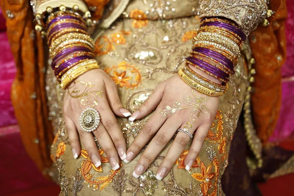 Indiase Bruid Handen Haar Knieën Met Gouden Henna Vele Armbanden — Stockfoto