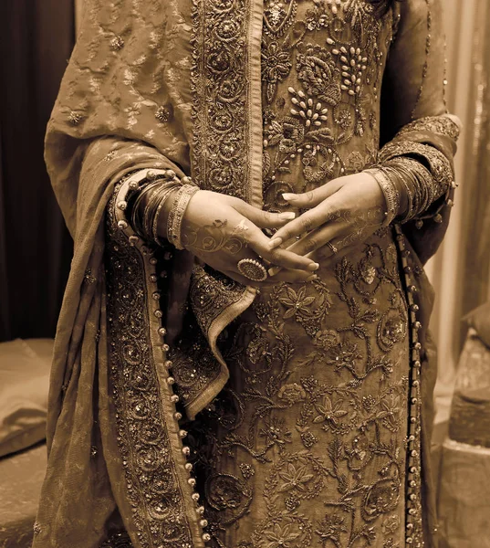 Indian Bride Hands Sari Dress Sepia Vintage Look Henna Party — Stock Photo, Image