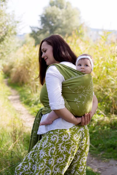 Genç Esmer Anne Bebek Kızıyla Pozitif Modern Kadın Ailesi Açık — Stok fotoğraf