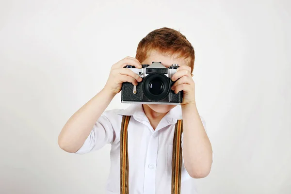 Stylový Malý Chlapec Zrzavé Vlasy Bílé Košili Rovnátka Držet Starý — Stock fotografie