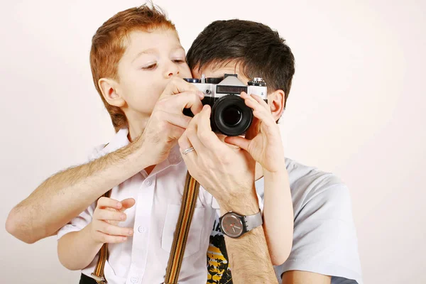 Father Son Man Boy Look Film Vintage Camera Viewfinder Indoors — Stock Photo, Image