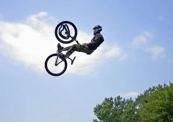 Ciclista Voador Competição Extrema Com Salto Bicicleta Água Padeiro Céu — Fotografia de Stock