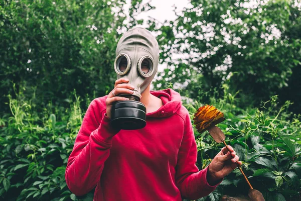 Meisje Proberen Nemen Van Rubber Vintage Gasmasker Kunstmatige Houten Bloem — Stockfoto