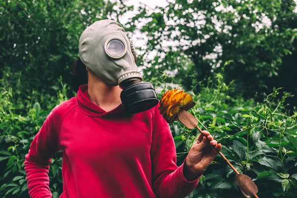 Mädchen Kapuzenpulli Und Gummi Vintage Gasmaske Mit Metallfilter Versuchen Während — Stockfoto