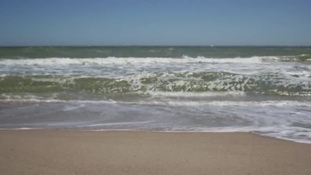 vagues de la mer, la surface de l'eau de balancement, vue vers le bas à sable beacj de la mer d'Azov à Berdyansk, Ukraine, fond marin