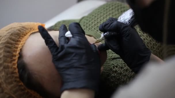 Permanente Tattoo Master Zet Kleur Pigment Lippen Van Klant Met — Stockvideo