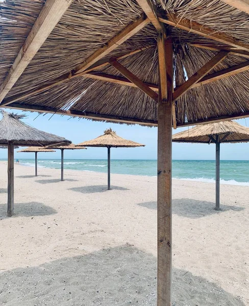 Onder Stro Strand Parasol Parasol Parasol Parasol Uitzicht Leeg Zandstrand — Stockfoto