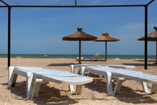 Leeg Uitzicht Het Strand Met Witte Plastic Chaise Lounges Ligstoelen — Stockfoto