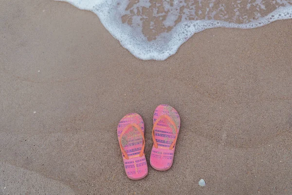 Para Różowych Japonki Damskie Buty Plaży Mokrym Piaskiem Wody Fale — Zdjęcie stockowe