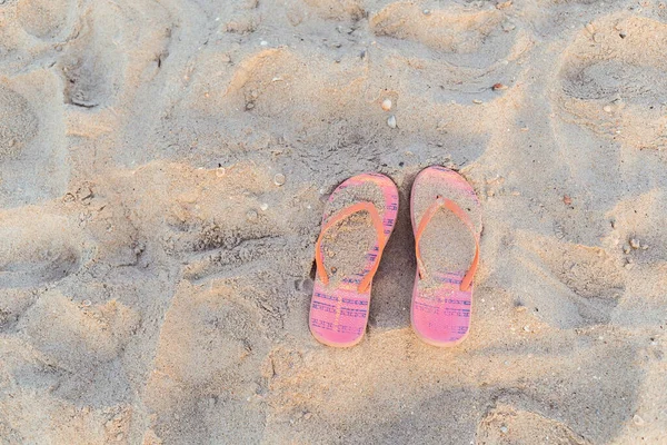 Vista Superior Chanclas Ornamentales Rosas Naranjas Arena Playa Mar Sin — Foto de Stock