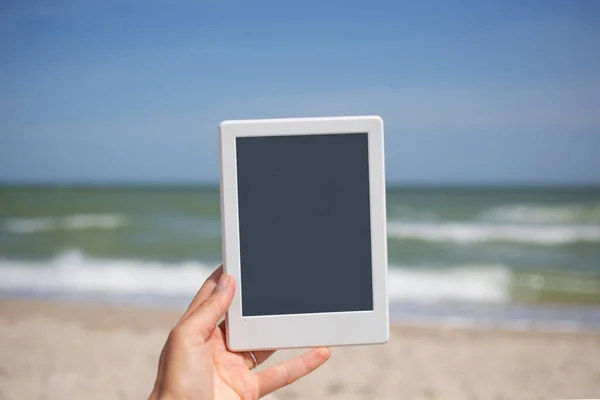 Reading Vacation Nice Leisure Female Hand Hold Square Book Reader — Stock Photo, Image