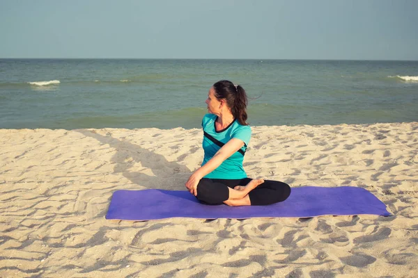 Woman Sit Yoga Sport Mat Lotus Padmasana Pose Turn Twist — Stock Photo, Image