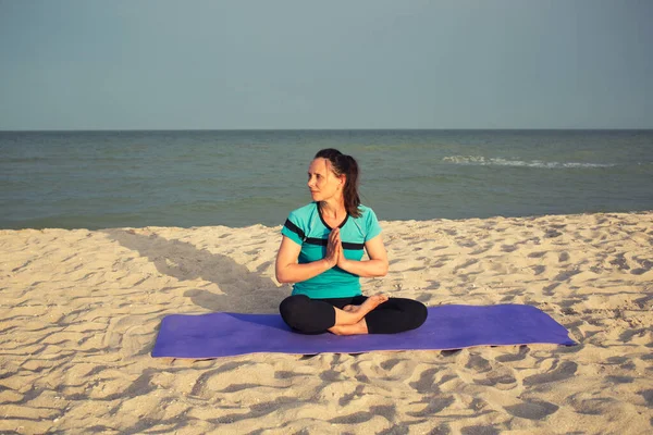 Beautiful Brunette Woman Ponytail Sit Yoga Lotus Padmasana Pose Namaste — Stock Photo, Image