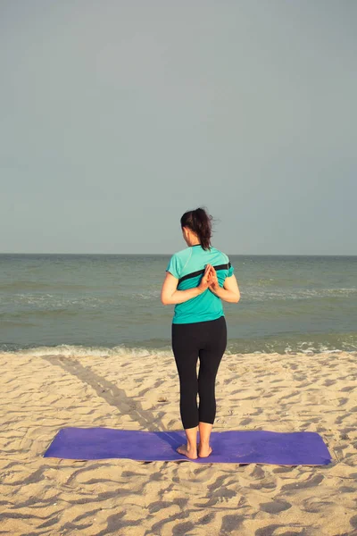 Fit Beautiful Brunette Woman Ponytail Folded Hands Back Stay Sport — Stock Photo, Image