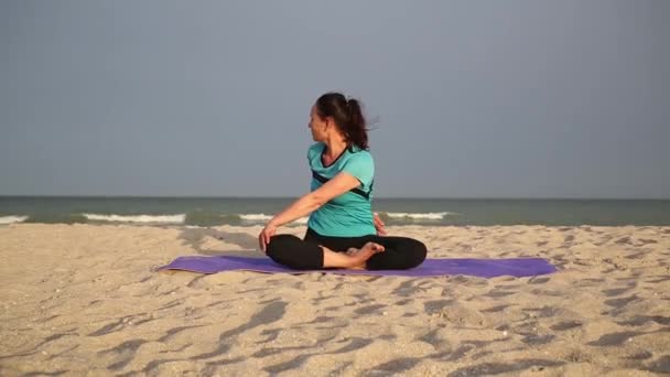 Femme Assis Dans Lotus Yoga Padmasana Pose Tapis Sport Tournez — Video