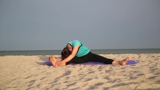 Fit Brunetka Kobieta Zrobić Rozciąganie Ćwiczenia Pięknej Plaży Morskiej Siedzi — Wideo stockowe