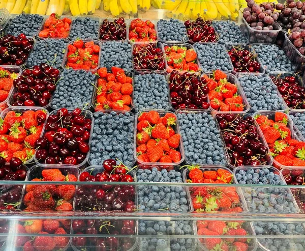 Gyümölcs Háttér Pult Szupermarketben Utcai Piac Édes Cseresznye Eper Áfonya — Stock Fotó