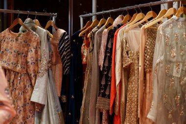 Güzel Hintli elbiseler asmak farklı renkler ve dekorasyonlar pazarda, dükkanda, butikte, pazarda, moda tasarımcısı koleksiyonunda