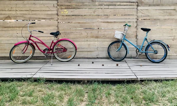 Днепр Украина 2020 Два Городских Велосипеда Деревянном Фоне Открытом Воздухе — стоковое фото
