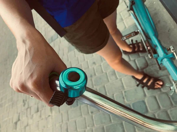 Niebieski Metalowy Dzwonek Rowerze Kobietą Rowerzystką Podczas Jazdy Mieście Widok — Zdjęcie stockowe