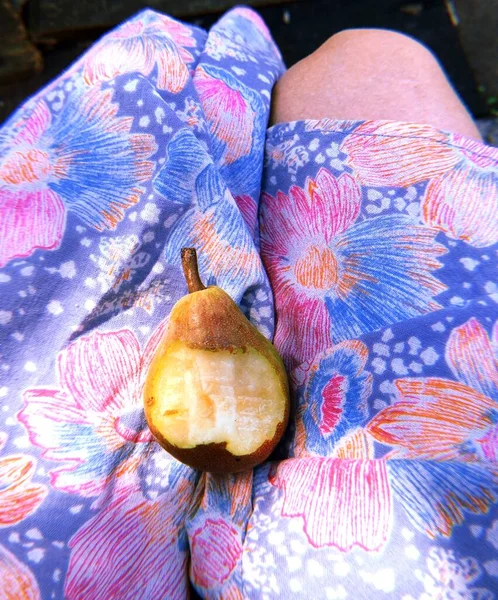 Fruta Pêra Orgânica Com Marcas Mordida Dente Joelhos Femininos Vestido — Fotografia de Stock