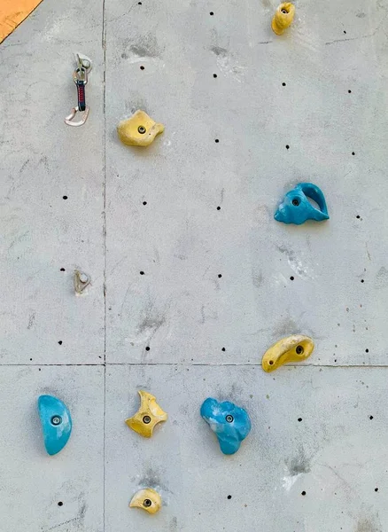 Крупним Планом Фон Скелелазіння Стіни Отворами Різнокольорові Синьо Жовті Тримачі — стокове фото