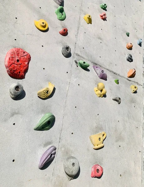 Cerca Pared Hormigón Escalada Colorido Tiene Diferentes Formas Fondo Deportivo —  Fotos de Stock