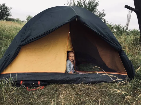 Bambino Bambino Sedersi Tenda Verde Giallo Turistico Felice Sorridente Giocare — Foto Stock