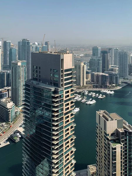 Dubai, BAE - 08.04.2020: Dubai Marina ve Jebel Ali 'nin gökdelenleri, suları, tekneleri ve çölü olan yüksek hava manzarası