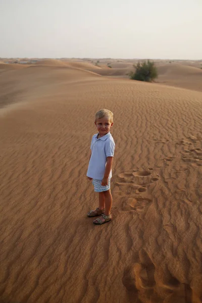 Μικρό Αγόρι Φορώντας Μπλε Διαμονή Στο Τοπίο Της Ερήμου Κατά — Φωτογραφία Αρχείου