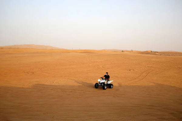Dubai Emiratos Árabes Unidos 2020 Hombre Conduciendo Buggy Quad Desierto —  Fotos de Stock