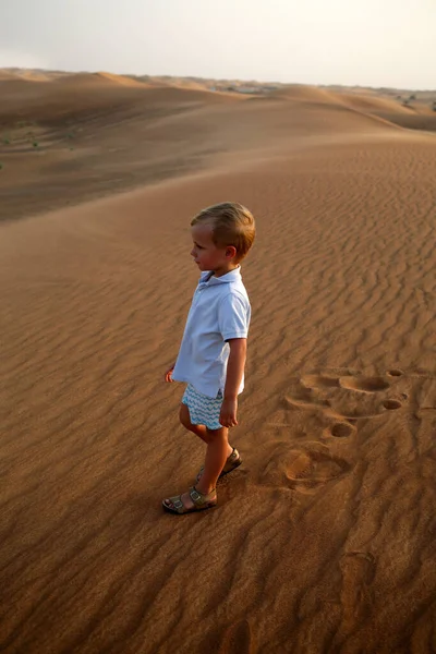 Pequeño Niño Con Camisa Azul Sandalias Caminar Dejar Huellas Dubai —  Fotos de Stock