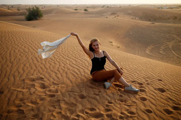 Mulher Loira Sorridente Feliz Sente Areia Deserto Com Vibração Camisa — Fotografia de Stock