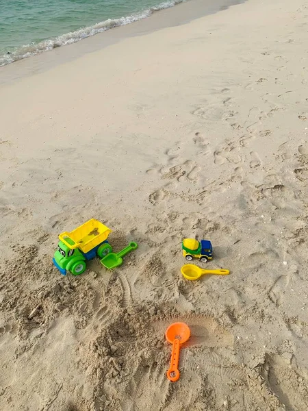 Brinquedos Plástico Coloridos Caminhões Scoops Vista Superior Praia Areia — Fotografia de Stock