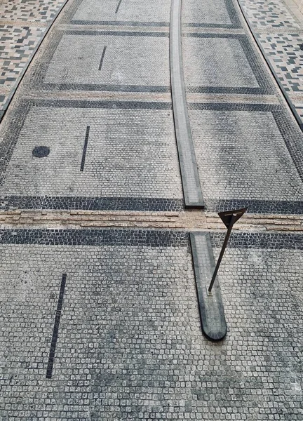 迪拜的灰色铺路 带有三角形标志 高视角 — 图库照片
