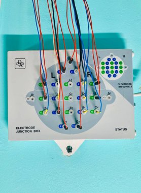 Dnipro, Ukrayna - 10.12.2020: Beyin kontrolü için kablolu tıbbi ekipman masası - elektroensefalogramlı elektroensefalogram için elektroensefalogram