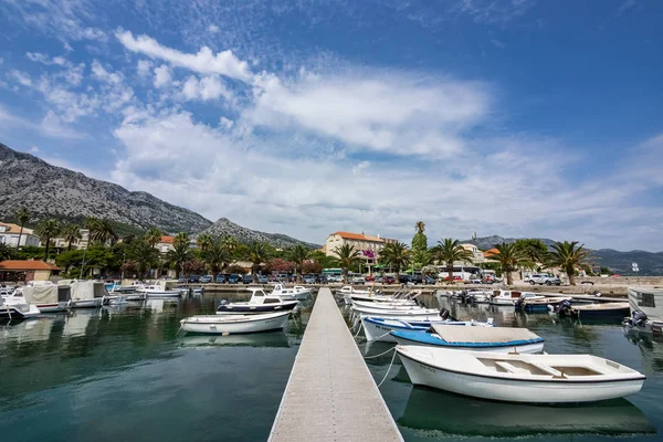 Orebic, Hırvatistan - 1 Temmuz 2018: bir yaz günü eşi tarafından Hırvat kıyı şehir Orebic bağlı tekneler