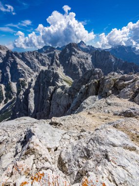 Julian Alps Triglav ve ustura Prisojnik dağın tepesinden görünümü
