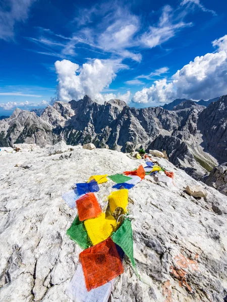 カラフルなチベットの祈りの旗ジュリアン アルプス スロベニアの Prisank 山の頂上に — ストック写真