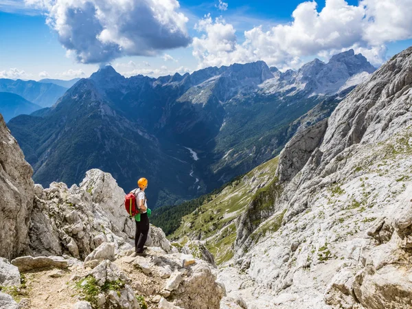 Den Bergsbestigare Som Njuter Utsikten Från Berget Prisank Juliska Alperna — Stockfoto