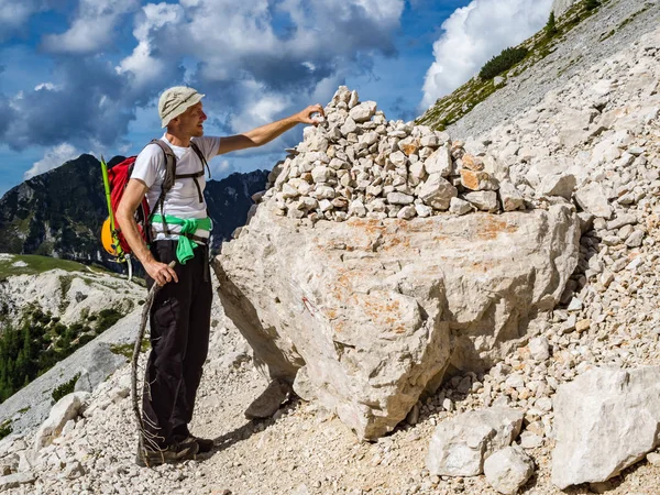 Mountaineer Placing Stone Stone Pile Path Prisojnik Mountain Slovnia — Stock Photo, Image