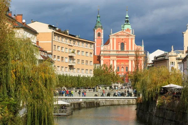 Pohled Řeky Ljubljanice Starém Městě Tmavě Černo Pozadí Podzimní Den — Stock fotografie