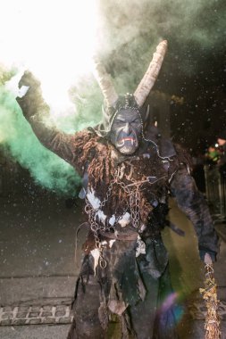 Podkoren, Slovenija - 30th Kasım 2018: Meşale ile tanımlanamayan adam 