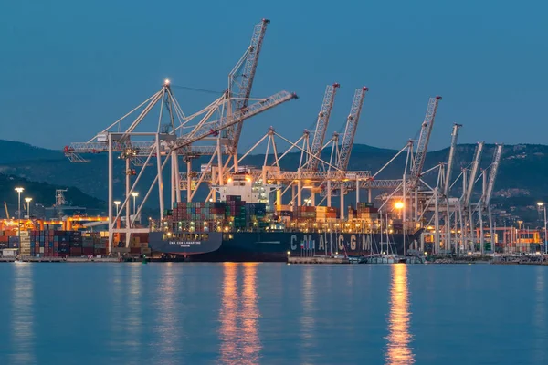 Koper, Slovenya - 19 Nisan 2019: Konteyner gemisi akşam geç saatlerde Koper uluslararası deniz limanında boşaltılıyor