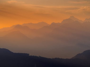 Slovenya, Karavanke 'deki Kosuta tepesinden sabah manzarası gün doğumundan önce alp Dağları