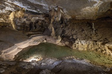 Krizna Jama karst mağarasında dikitler ve sarkıtlar