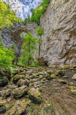 Slovenya 'nın Rakov kocjan vadisindeki mağaradan geçen küçük köprünün (Mali Most) altından akan rakı nehri
